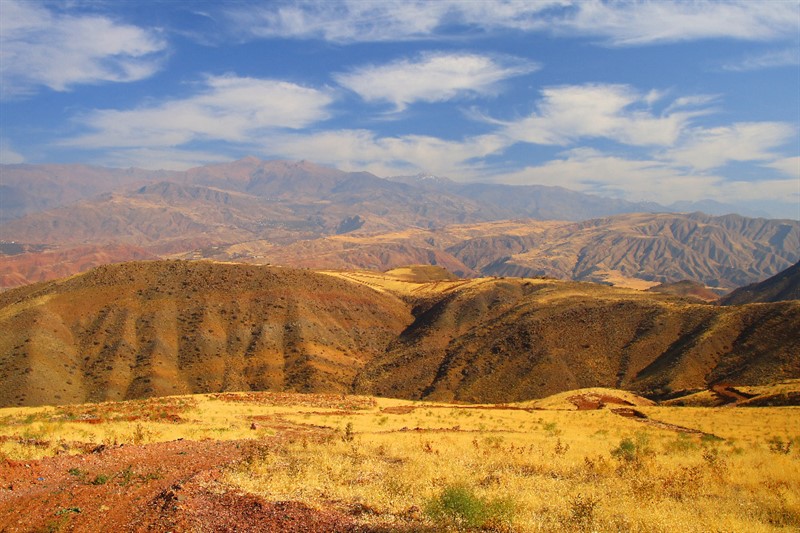 Krásná pustina - to je Alborz, kde se nachází i vůbec nejvyšší hora staré Persie a dnešního Iránu, 5 615 metrů vysoký Damavand