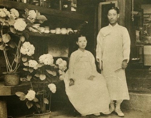 Ženich a nevěsta na fotografii z roku 1920