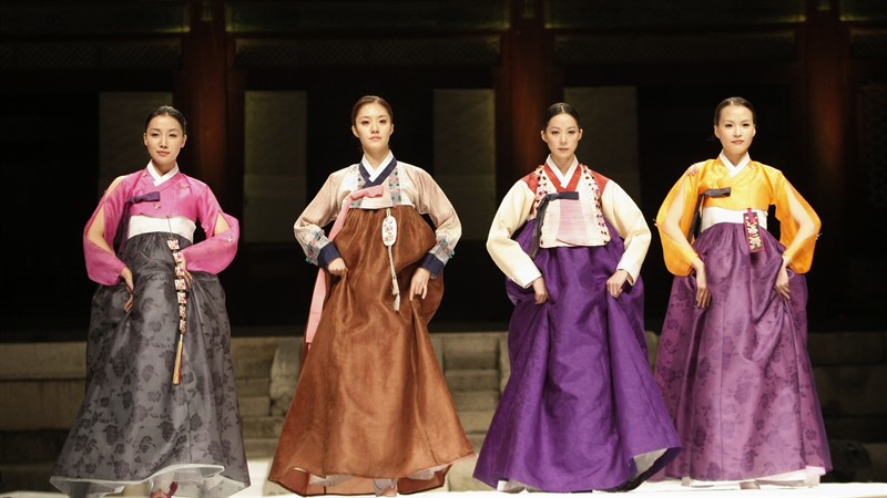 Modelky představují tradiční kostým známý jako hanbok během korejského festivalu Hanbok 2010 v Soulu (Foto Ahn Young-joon / AP)