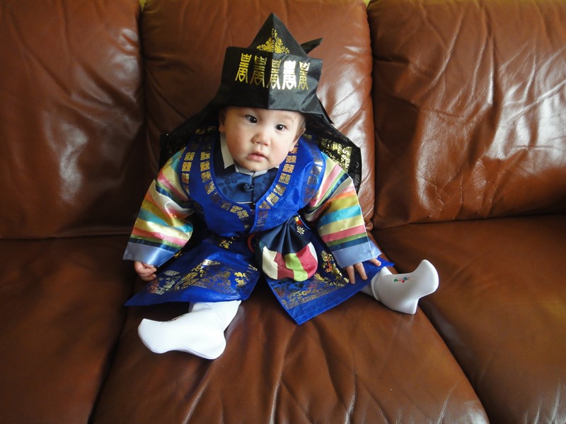 Při prvních narozeninách bývají korejské děti ve slavnostním oblečku  "pruhované"