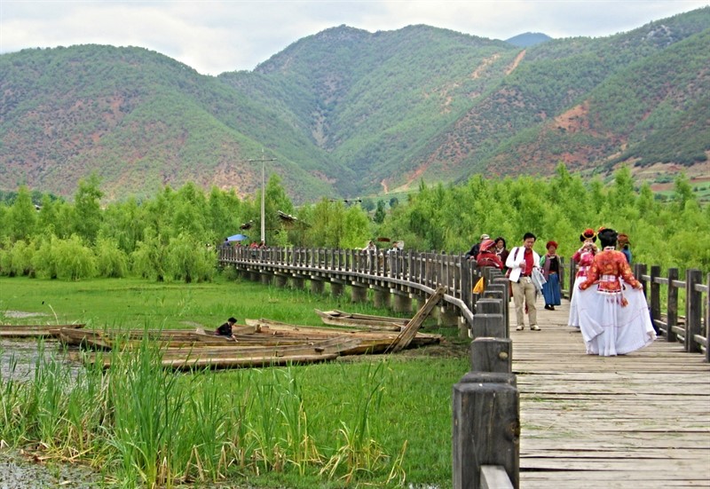 Most navštěvujícího manželství u Mosuů
