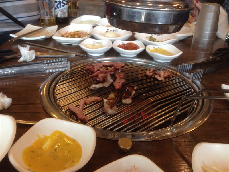 Ani při oblíbeném grilování masa přímo na restauračním stole (Hot Pot), kdy si zákazník sám uvaří jídlo), nesmí chybět kimchi - nakládané zelí