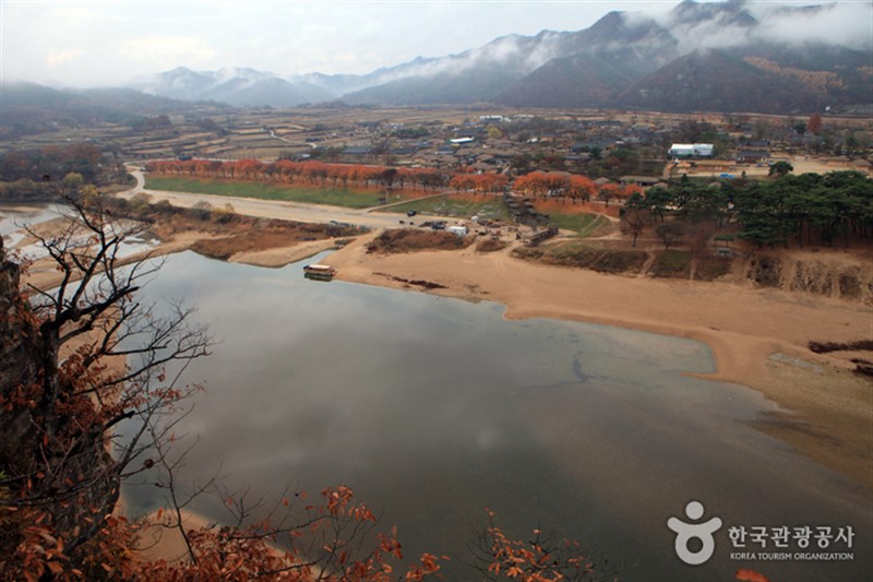 Vesnice Andong je na seznamu UNESCO. V centru se nacházejí "královské domy" patřící vysoce postavené rodině Ryu