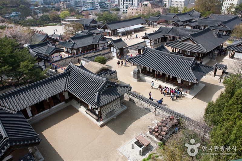 Vesnice Namsangol byla otevřena v roce 1998 na severní straně hory Namsan v centru hlavního města.Má pět restaurovaných tradičních korejských domů, pavilony, tradiční zahradu a umělecké scény.