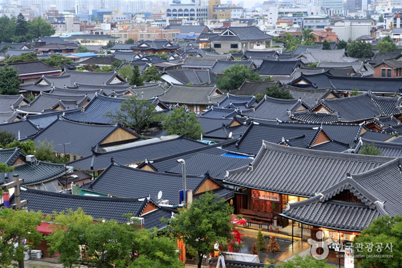 Vesnice Jeonju se nachází ve městě Jeonju. Je v ní více než 800 tradičních korejských hanoků. Zatímco zbytek města byl industrializován, Hanok vesnice si zachovává své historické kouzlo a tradice. Obzvláště krásná je díky svým jedinečným střešním okrajům, které jsou mírně vyzdviženy k obloze. 