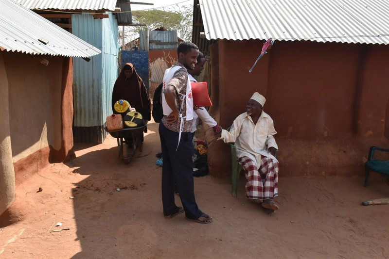 Keňa, komplex uprchlických táborů Dadáb: Návštěva u pacienta v domácí péči (M.Ali/MSF)