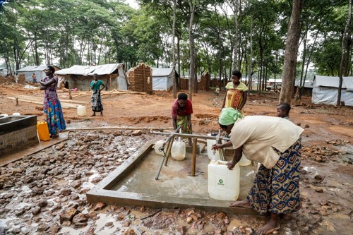 Distribuce vody v tanzanijském uprchlickém táboře Nduta, který rozlohou odpovídá menšímu městu (L.Annaud / MSF)