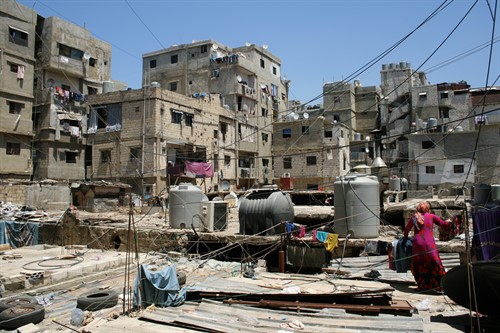 Obyvatelka tábora Šatíla v Bejrútu věší na střeše prádlo (I.Polochova/MSF)