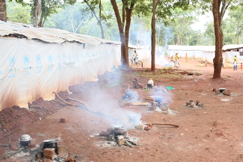 Nduta: Jídlo tu lidé připravují na ohni (M.Pracht / MSF)