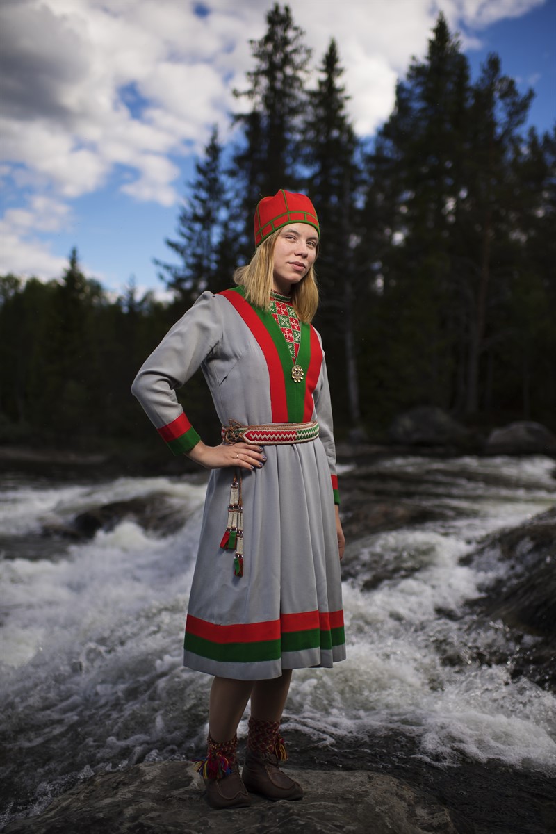 Marika Renhuvud je tanečnice, která vyrostla u Storsäternského vodopádu a pochází z Idre, nejjižnější sámské vesnice ve Švédsku.
„Když mi bylo 10, přestěhovala jsem se do Falunu a začala tančit. Od té doby tancuji. Nyní žiji ve Stockholmu, kde studuji tanec na baletní akademii.“
