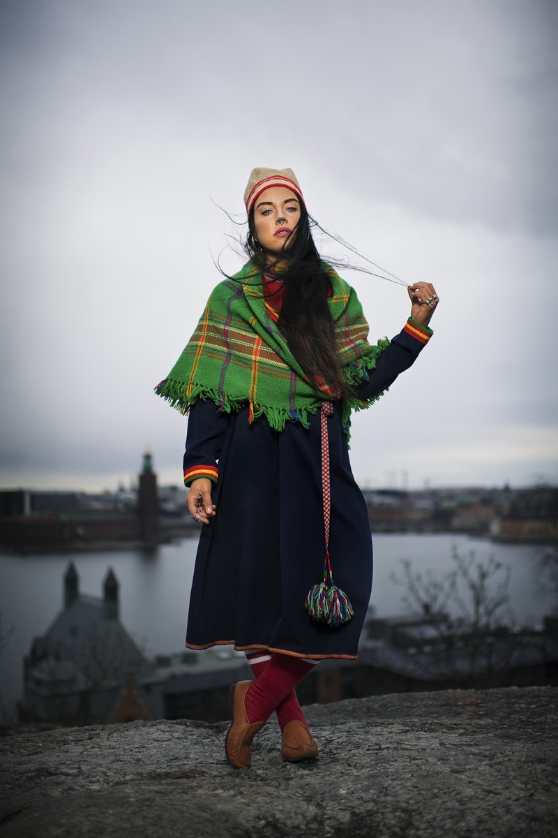 Maxida Märak pózuje v tradičním oděvu zvaném "gákti"