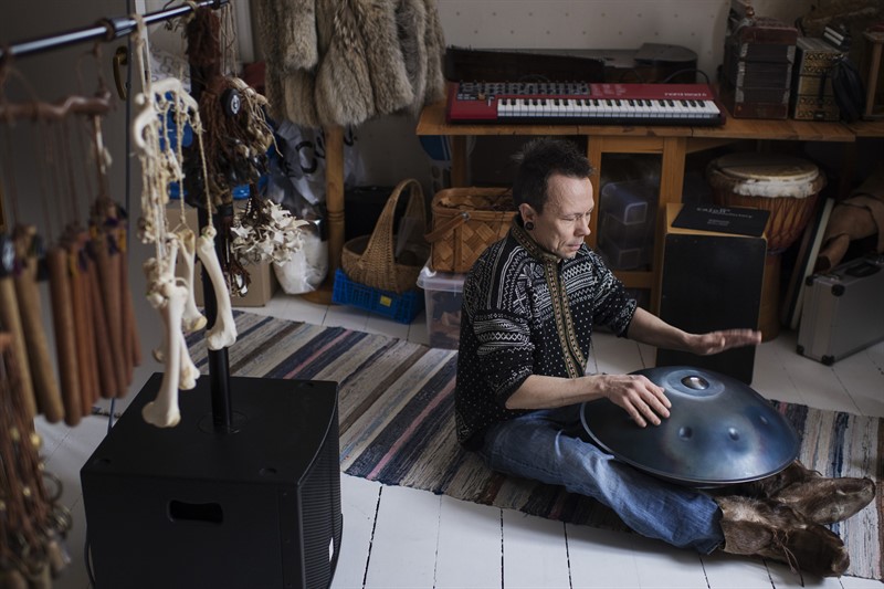 Ola Stinnerbom, sámský umělec a výrobce bubnů, jinak také muž z úvodního snímku
