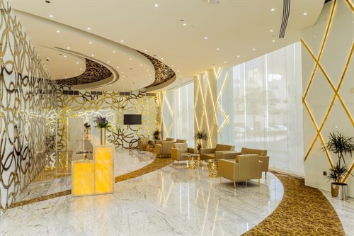 Hotelová lobby pojatá rovněž ve zlaté barvě