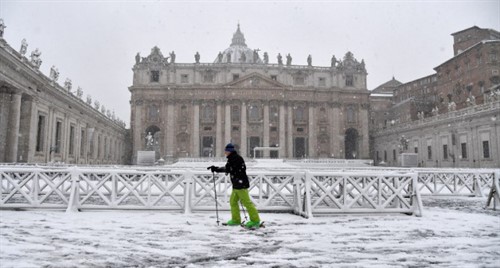 A před chrámem sv. Petra se lyžuje