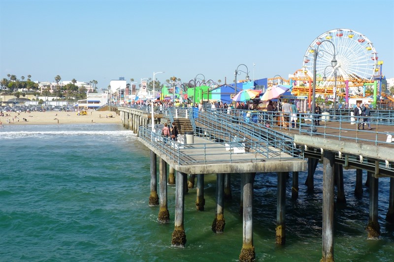 Santa Monica Pier vystavený r. 1906 je optickým symbolem Santa Monica a známou filmovou kulisou                                                                        
