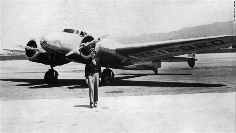 Earhartová ve třicátých letech před svým letadlem - rozhodně se nepodobá "podsaditému muži"