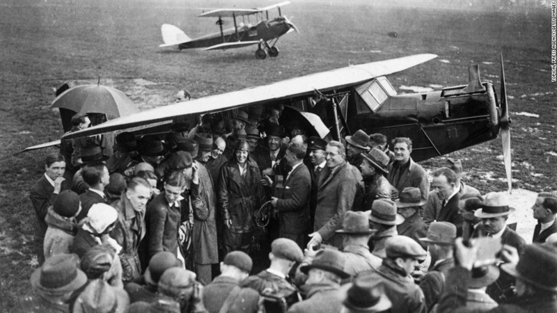 Rok 1932 - dav vítá Amelii Earhartovou v Londýně po jejím přeletu Atlantského oceánu