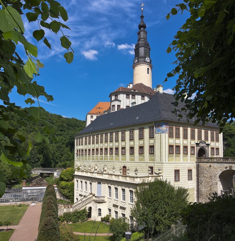 Nad údolím řeky Müglitz rostl zámek Weesenstein přes 800 let. Byl opětovně přestavován, bourán a uzpůsobován dobovému vkusu, takže tu najdeme prvky jednotlivých slohů od gotiky až po klasicismus. A nyní také dotyk věčné pravdy, že když mluví zbraně, mlčí múzy...