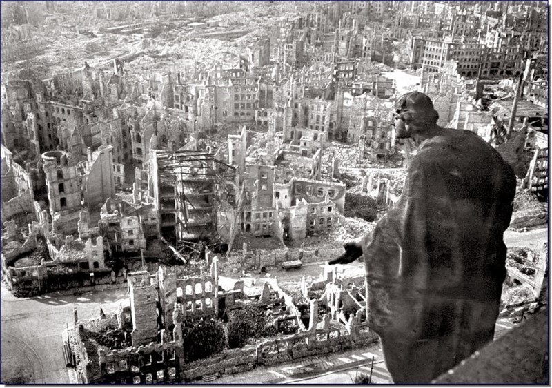 Takhle vypadaly Drážďany sedm měsíců po bombardování. Světoznámý snímek Richarda Petera byl pořízen z radniční věže, na níž zůstala socha Bonitas - Dobroty. 