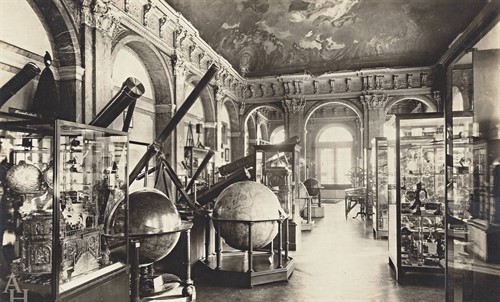 Matematicko-fyzikální kabinet ve Zwingeru - předválečná fotografie