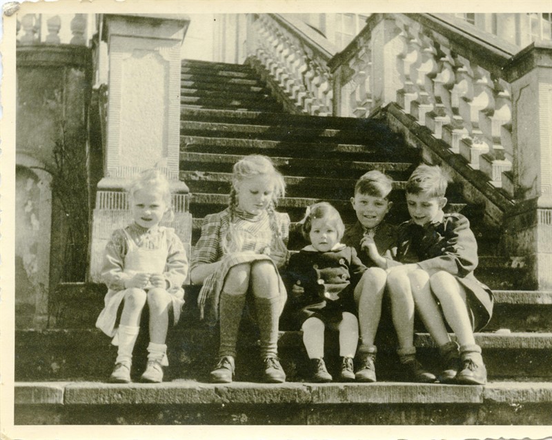 Děti na schodech zámku (dobová fotografie)