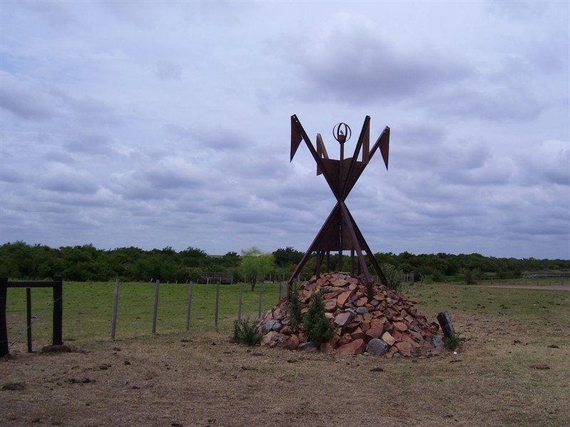 Kmen Charrúa už připomínají pouze sochy nebo tento pomník v Paysandú | http://hermeneuticaalosponchazos.blogspot.cz
