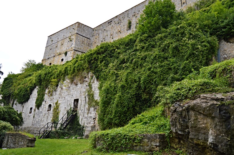 Mohutné zdi pevnosti ukrývají smutnou historii města i celé Belgie