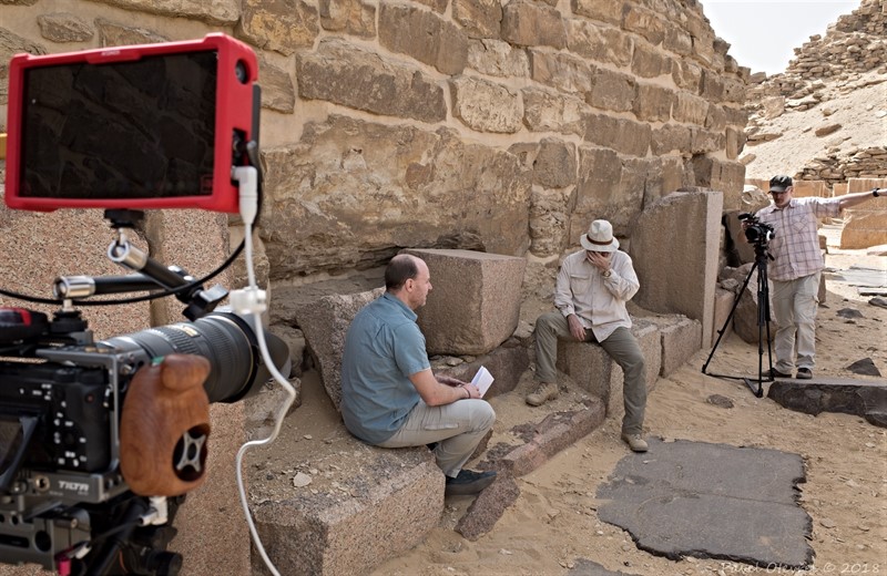 Natáčení s archeologem, prof. Miroslavem Bártou přímo v egyptském Abúsíru (foto Pavel Otevřel)