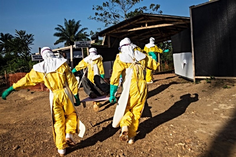 V případě krvácivé horečky eboly je klíčové izolovat pacienty a zjistit, s kým přišli do styku. V roce 2014 vypukla dosud největší epidemie eboly v historii, která skončila až v roce 2016. Nakazilo se téměř 29 tisíc lidí, přičemž 11 tisíc z nich zemřelo. Na snímku pracovníci Lékařů bez hranic odnášejí pacienta s podezřením na infekci ebolou v Sierra Leone.
(Foto: Anna Surinyach/Lékaři bez hranic)