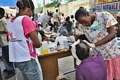 U intervence po přírodních katastrofách je klíčová okamžitá reakce. Například po zemětřesení na Haiti v roce 2010 se první ošetřování raněných odehrávalo ve velmi provizorních podmínkách. (Foto: Julie Remy/Lékaři bez hranic)