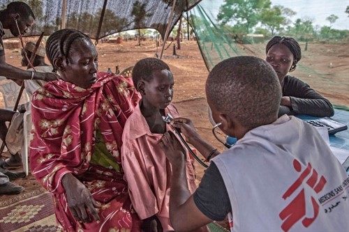 Vyšetření pacienta v uprchlickém táboře v Jižním Súdánu (Foto: Yann Libessart/Lékaři bez hranic)