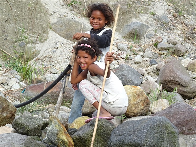 V odlehlých oblastech ostrova dosud žijí poslední potomci nejstarších obyvatel Filipín – Agtové. Tito negritos del monte, jak je nazvali Španělé, patří mezi trpasličí populace o tělesné výšce do 150 cm a ještě donedávna žili životem polokočovných lovců, rybářů a sběračů. Jejich jazyk ještě více než jazyk Ifugaů, Bontoků, Kalingů a dalších dokládá intimní propojení s přírodou a detailní znalost chování zvířat a rostlin. Agtové dokážou vyjmenovat stovky rostlinných a živočišných druhů, např. rozlišují 15 druhů netopýrů, 75 druhů ptáků nebo 20 druhů mravenců. 