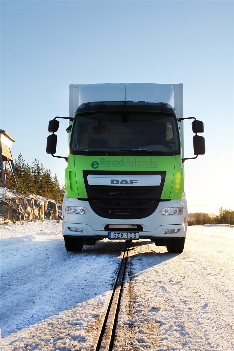 Speciálně zkonstruované nákladní vozy už na okraji Stockholmu jezdí - a dobíjejí se za jízdy 