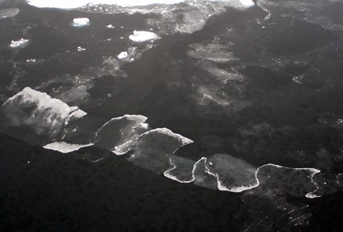 Letecká fotografie zobrazující dva tenké ledové listy, které se pohybují směrem k sobě - finger rafting