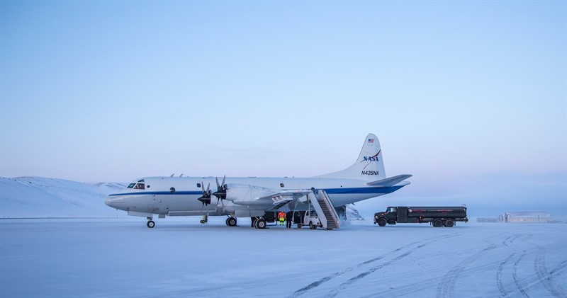 Tým IceBridge létá na strojích P-3 Orion NASA. Letoun nese dvojbarevný laserový výškoměr, který měří povrchovou výšku přenosem jak infračervených, tak i zelených laserových impulzů, kamery s vysokým rozlišením, které vytvářejí barevné mapy polárního ledu, hyperspektrální snímač, který provádí měření přes stovky vlnových délek, a infračervené kamery pro měření povrchových teplot mořského a pozemního ledu.