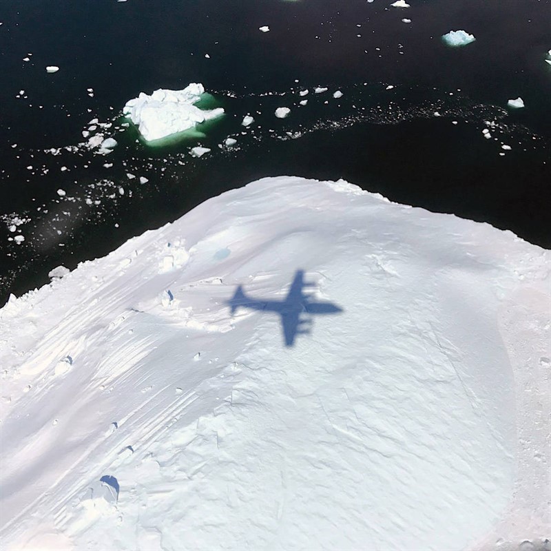 Stín letadla P-3 nad Grónském - operace IceBridge