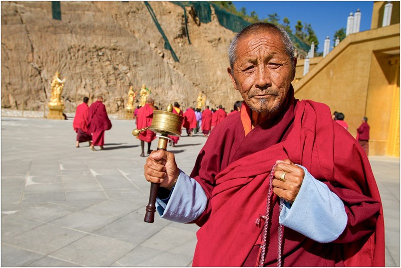 Moc pěkná fotka Davida Hainalla, který zachytil buddhistického mnicha nedaleko bhutánského hlavního města. Muž právě absolvuje kóru – pouť kolem svatého objektu, kterým může být třeba chrám nebo i socha