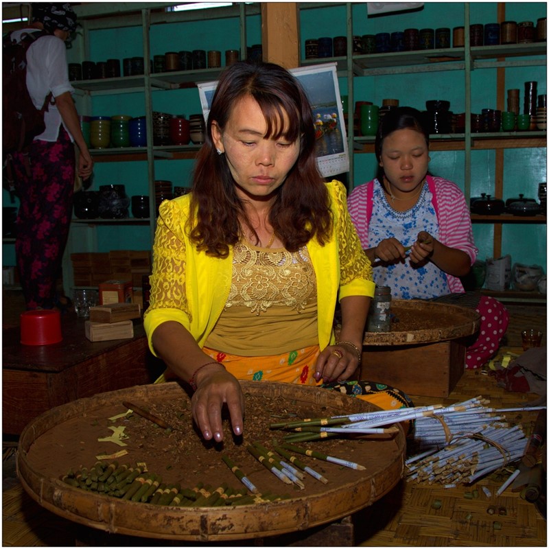 Pro celý Myanmar je typická výroba cigár a doutníků