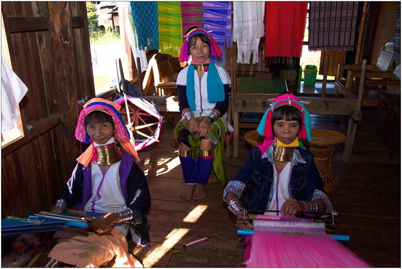 V okolí jezera Inle žijí i ženy karenského etnika, pro něž jsou typické „dlouhé krky“