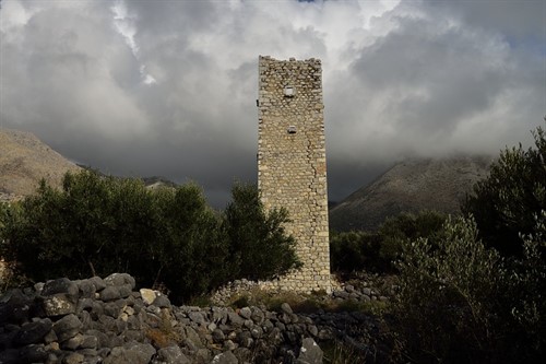 Ještě se najdou staré stavby nezanesené na listině UNESCO a tedy volně přístupné k dennímu i nočnímu obdivování (rodové věže na Peloponésu v kraji Mani)