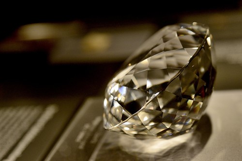 Ukázka diamantu v Přírodovědném muzeu, ale máme podezření, že jde o skleněnou kopii. Jinak by měl milionovou hodnotu a přece jen byl nebyl jen tak vystavený