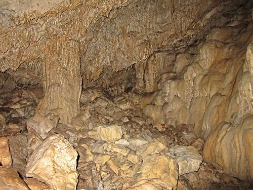 Jeskyně "větru", jak lze volně přeložit název, je přes 7 km dlouhá. Návštěvníci projdou necelé dva