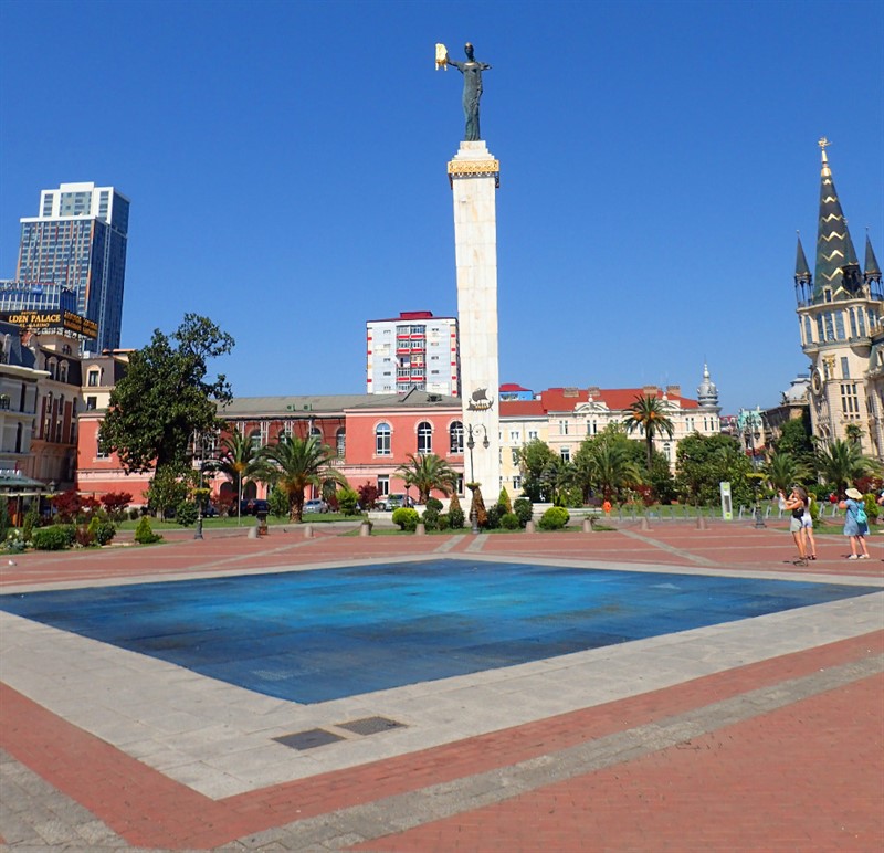Historickému centru letoviska Batumi vévodí socha kolchidské princezny Médeai 