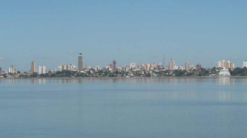 Tam za řekou je Argentina. Pohled z Paraguaye.