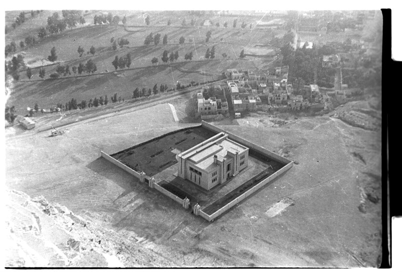 Pohled na vilu krále Farúka I. z vrcholu Cheopsovy pyramidy.
FOTO: Muzeum jihovýchodní Moravy Zlín, Archiv H+Z, autor: Jiří Hanzelka a Miroslav Zikmund
