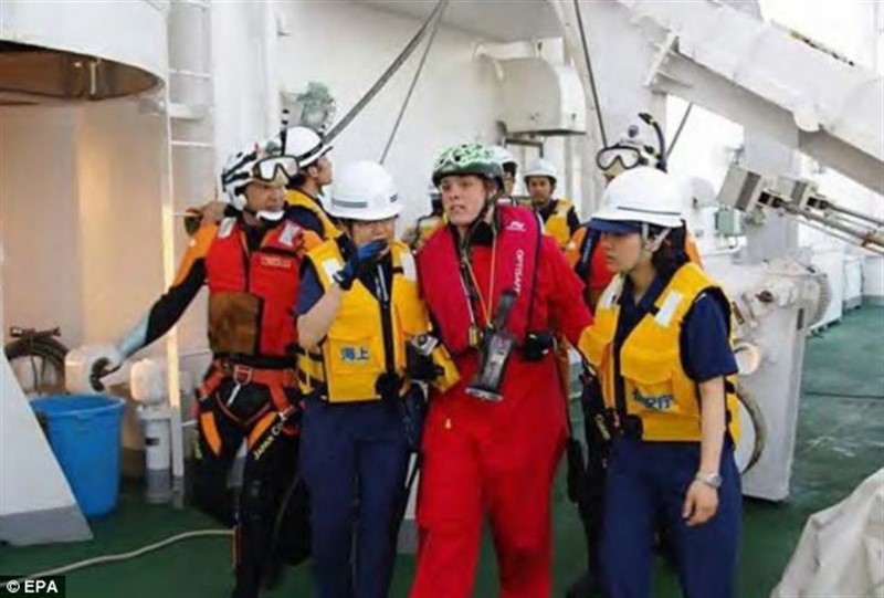 Japonská pobřežní stráž zachraňuje Sarah v Pacifiku.