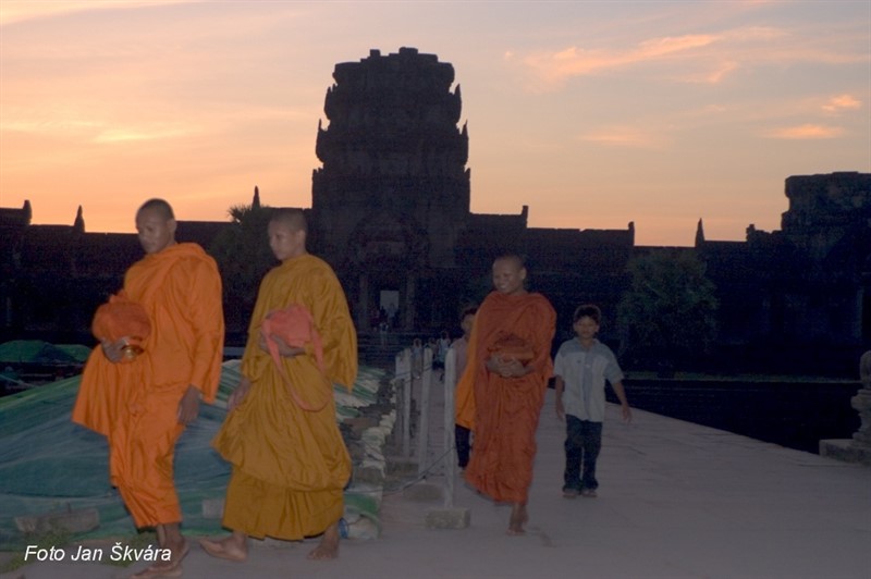 Ráno na Angkoru: turisté snídají v hotelích a mniši vyrážejí do ulic pro svou misku rýže. 