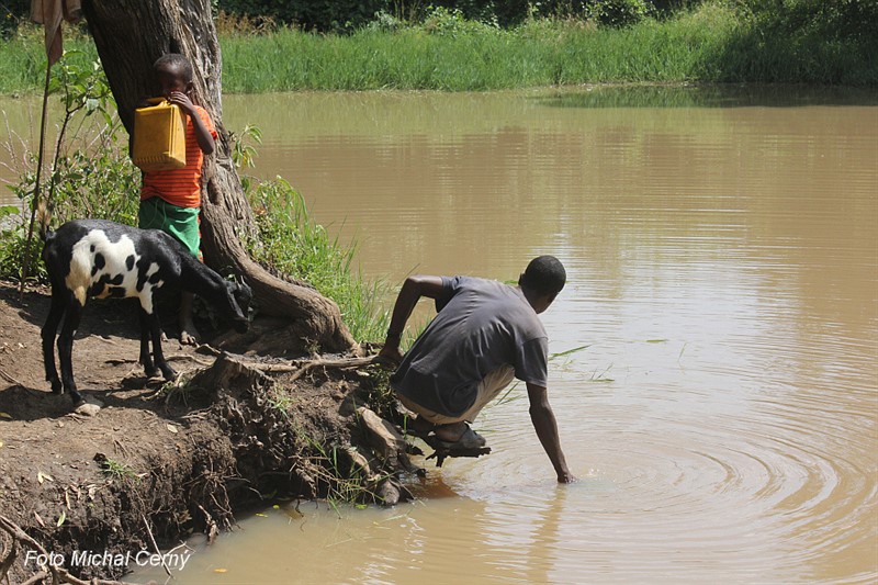 Ve většině vesnic jsou obyvatelé dokázáni na nekvalitní kalnou vodu z malých umělých jezírek. Většina z nich však během období sucha vysychá.