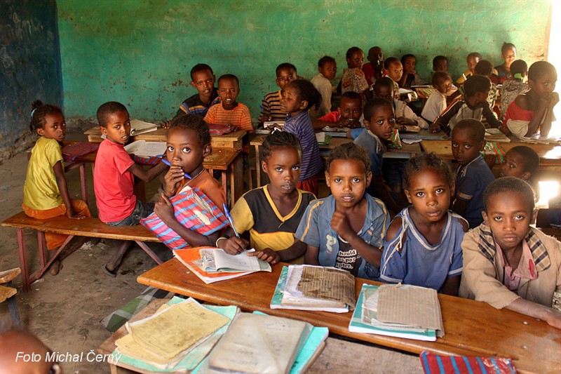 Problémem Etiopie je strmě se zvyšující růst populace. Tuto školu navštěvuje údajně neuvěřitelných 2200 dětí!