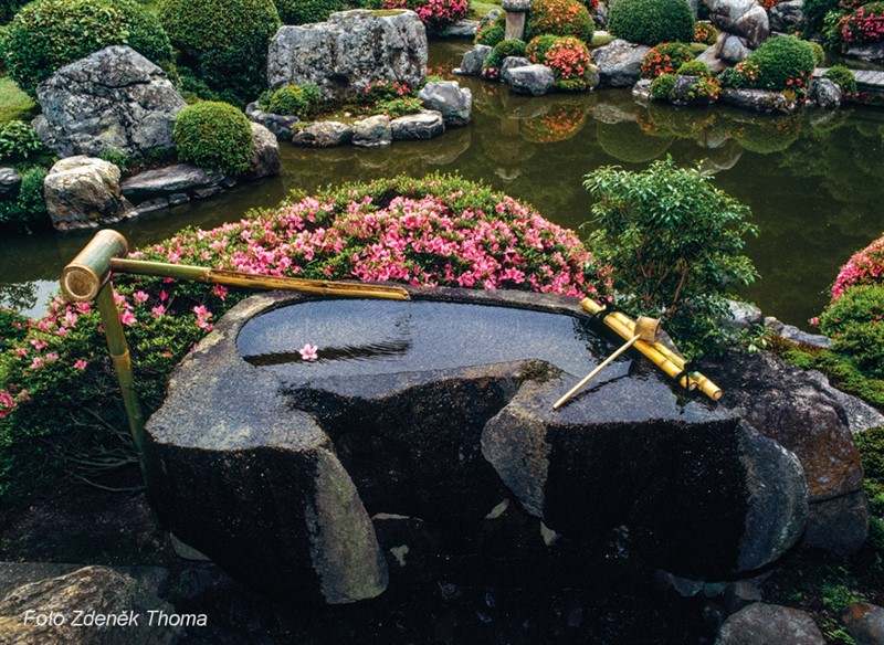 Očistná kamenná nádržka  Tagasode, což znamená Splývající rukávce, ze zahrady Džódžuin.